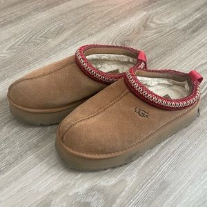UGG Tazz Slippers in Chesnut // size 7